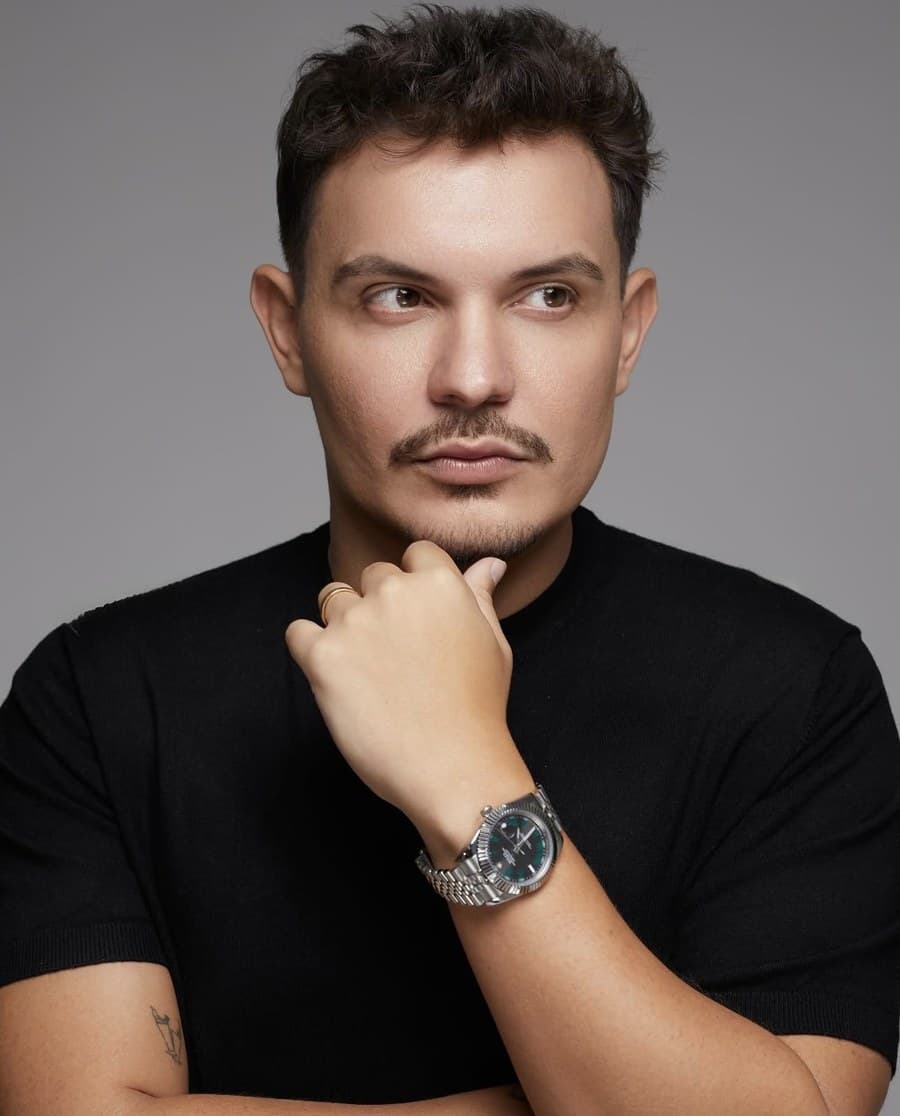 Retrato de Cayque, sócio-fundador da tino
